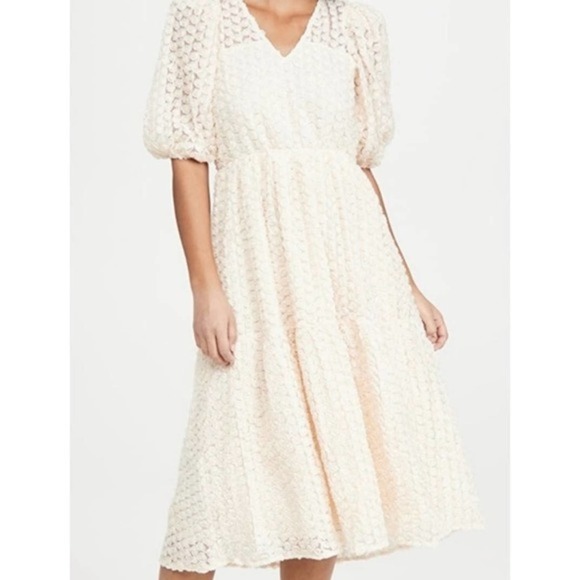 La'ven Dresses & Skirts - La'Ven Endless Roses Ivory Tiered Midi Puff Sleeve‎ Dress Size M